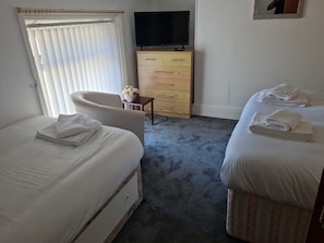 1 habitación, tabla de planchar con plancha, wifi y ropa de cama