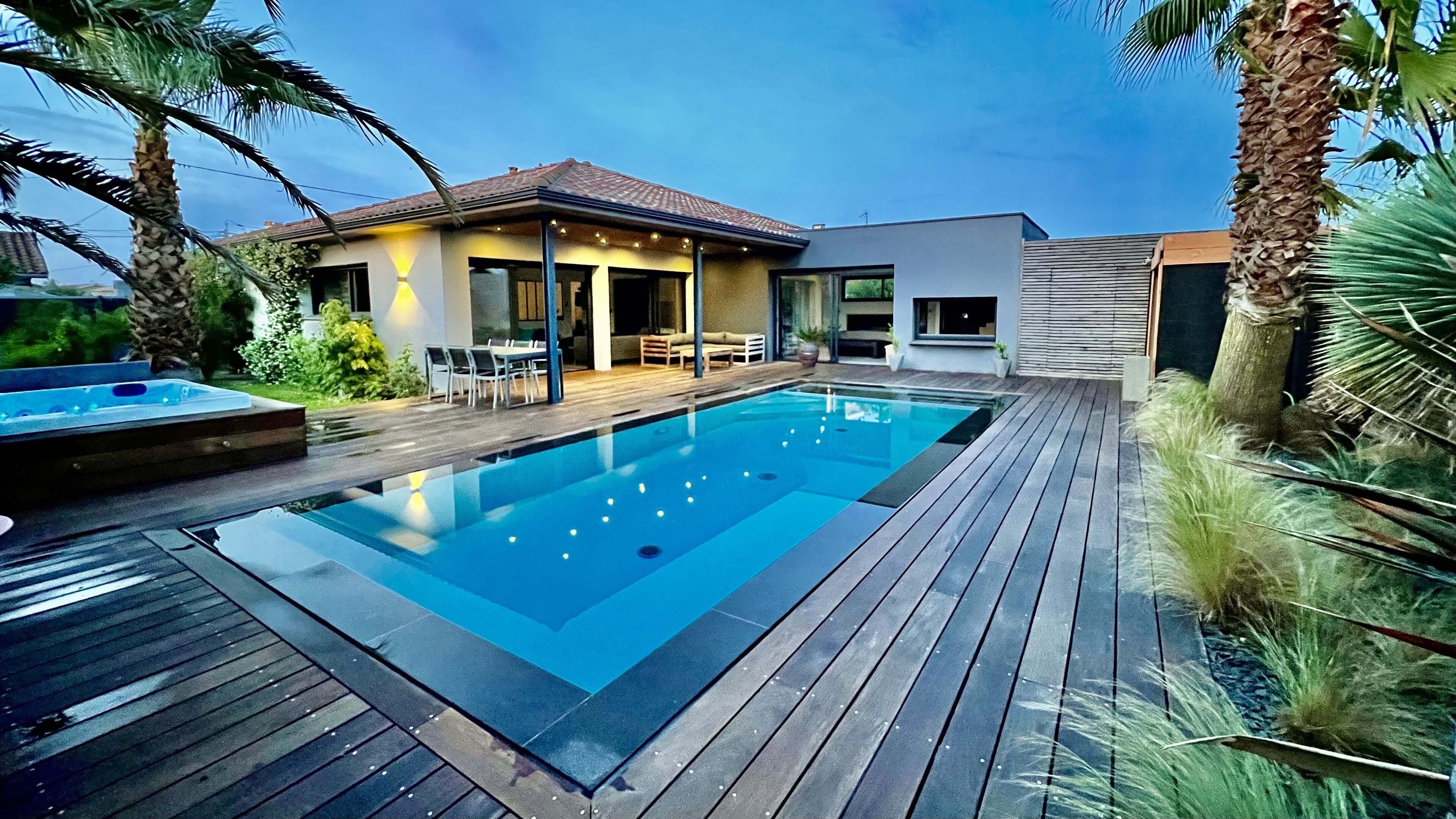 Utendørsbasseng og et oppvarmet basseng