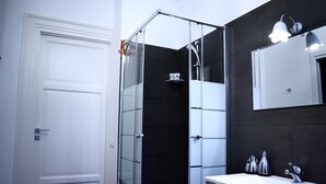 Dusj, hårføner, bidé og håndklær