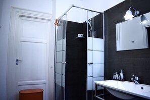 Douche, séchoir à cheveux, bidet, serviettes fournies