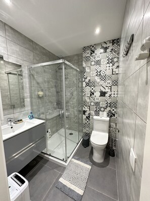 Comfort House | Bathroom | Shower, towels - Casa na Vila by Trip2Portugal (Figueiró dos Vinhos)