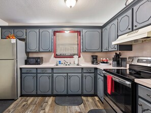 Kjøleskap, mikrobølgeovn, ovn og kokeplater