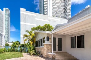 Interior entrance - Roami at Villa Bella (Miami)