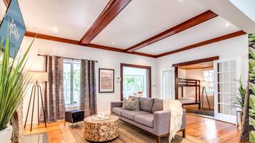 Departamento familiar | Área de sala de estar | Televisión LED, Netflix y servicios de streaming