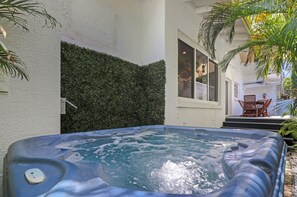Outdoor spa tub - Roami at Villa Bella (Miami)