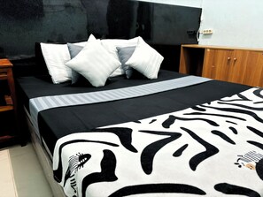 Family Triple Room, 1 Bedroom | Premium bedding, free WiFi, bed sheets - NgeKost harian (Semarang)