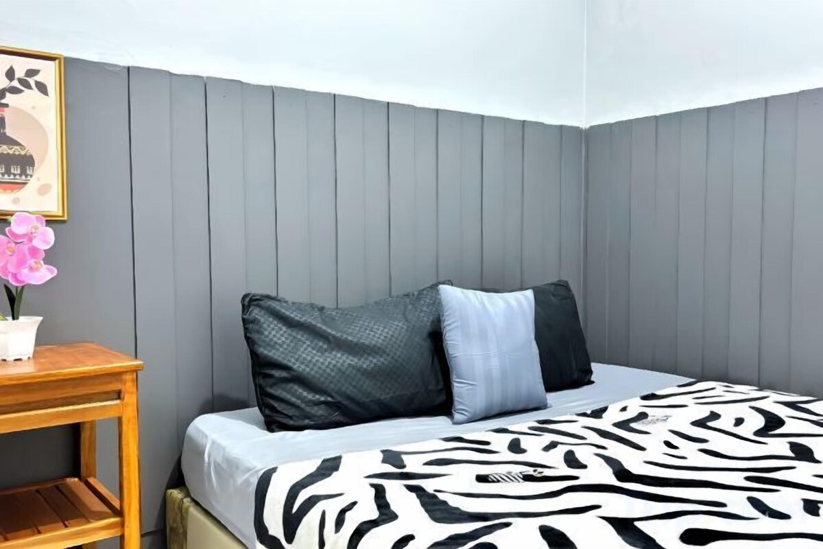Premium bedding, WiFi (free), bed sheets
