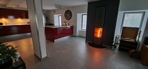 Jääkaappi, mikroaaltouuni, uuni, astianpesukone