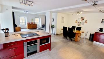 Een koelkast, een microgolfoven, een oven, een vaatwasser