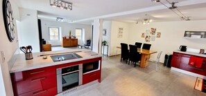 ثلاجة، ميكروويف، فرن، غسالة أطباق