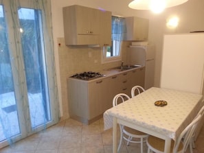 Kühlschrank, Herdplatte, Wasserkocher mit Kaffee-/Teezubehör