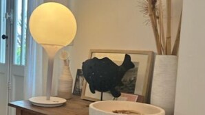 A wooden table with a white lamp, a framed picture, a white bowl, and dried plants. - Veritable Soulacaise a 10 Mètres de la Plage (Soulac-sur-Mer)