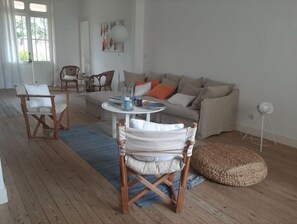 TV connectée, table de tennis de table, livres