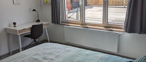 2 dormitorios, escritorio, tabla de planchar con plancha y wifi