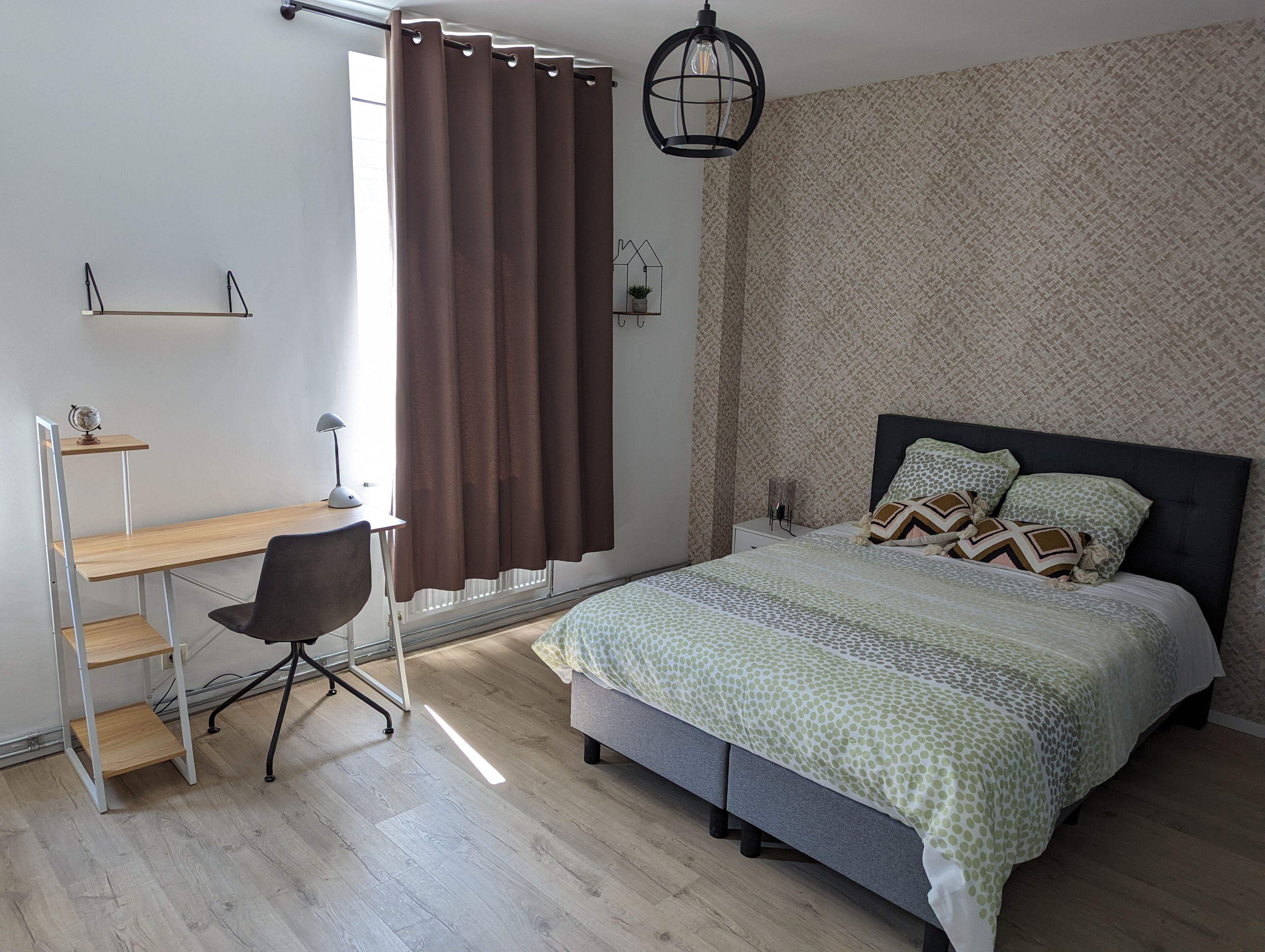 2 slaapkamers, een bureau, een strijkplank/strijkijzer, wifi