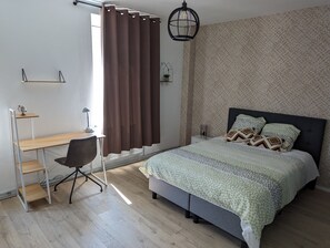 2 室のベッドルーム、デスク、アイロン / アイロン台、WiFi