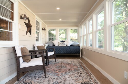 Updated Lake Cottage with amazing sunset views & option for daily pier rental.