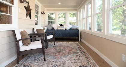 Updated Lake Cottage with amazing sunset views & option for daily pier rental.