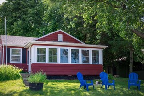 Exterior - Updated Lake Cottage with amazing sunset views & option for daily pier rental. (Delavan)