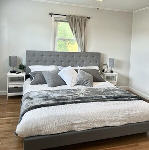 3 bedrooms, desk, iron/ironing board, free WiFi - Charming farmhouse w/ pool, firepit, & close to 2 state parks! Pet friendly🐾 (Germanton)