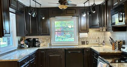 Charming farmhouse w/ pool, firepit, & close to 2 state parks! Pet friendly🐾