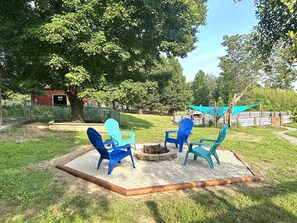 Property grounds - Charming farmhouse w/ pool, firepit, & close to 2 state parks! Pet friendly🐾 (Germanton)
