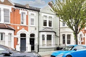 House (3 Bedrooms) | Exterior
