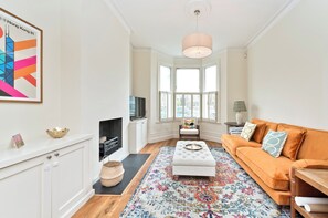 Casa (3 Bedrooms) | Área de sala de estar | Televisión de 32 pulgadas con canales digitales y piso con calefacción 