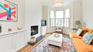 House (3 Bedrooms) | Living area