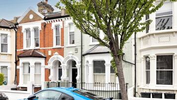House (3 Bedrooms) | Exterior