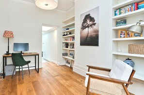 하우스 (3 Bedrooms) | 거실 공간 | 디지털 채널 시청이 가능한 32인치 TV, 바닥 난방/온돌