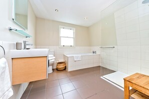 House (3 Bedrooms) | Bathroom | Shower, free toiletries, hair dryer, towels