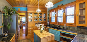 Main House | Private kitchen | Microwave, coffee/tea maker, electric kettle, cookware/dishes/utensils - A Cowslip's Belle Inn (Ashland)