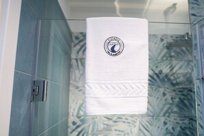 Dusj, hårføner, bidé og håndklær