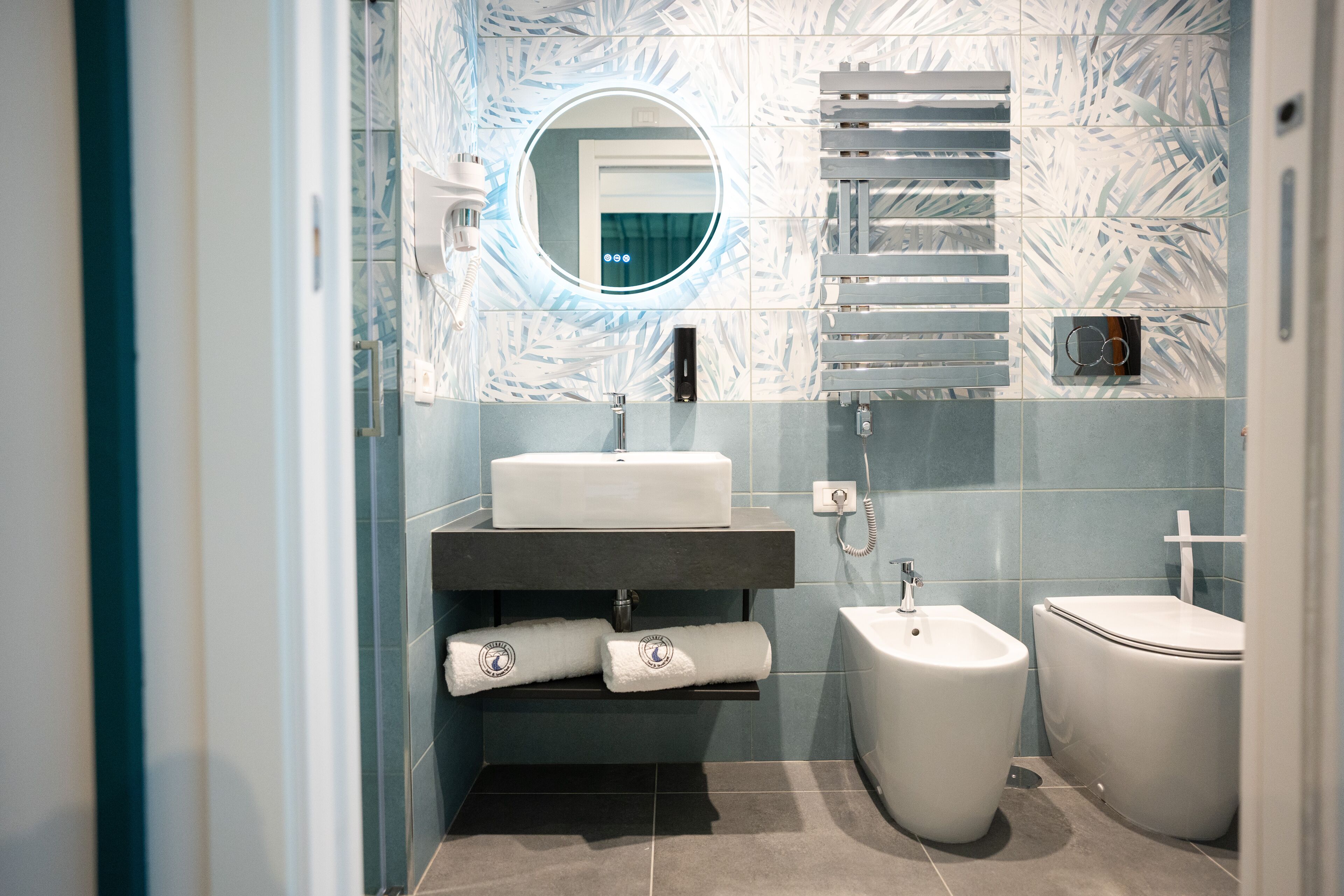 Dusche, Haartrockner, Bidet, Handtücher