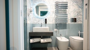 Doccia, asciugacapelli, bidet, asciugamani