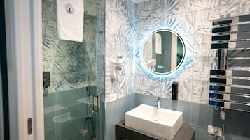 Een douche, een haardroger, een bidet, handdoeken