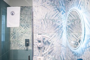 Douche, séchoir à cheveux, bidet, serviettes fournies
