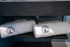 Dutxa, assecador de cabells, bidet i tovalloles 