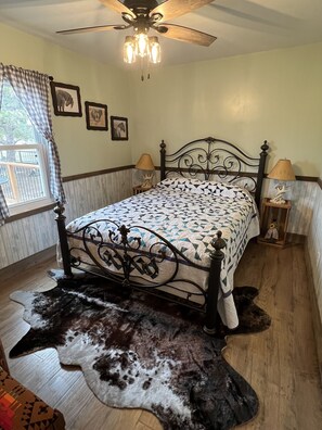 2 bedrooms, iron/ironing board, free WiFi, bed sheets