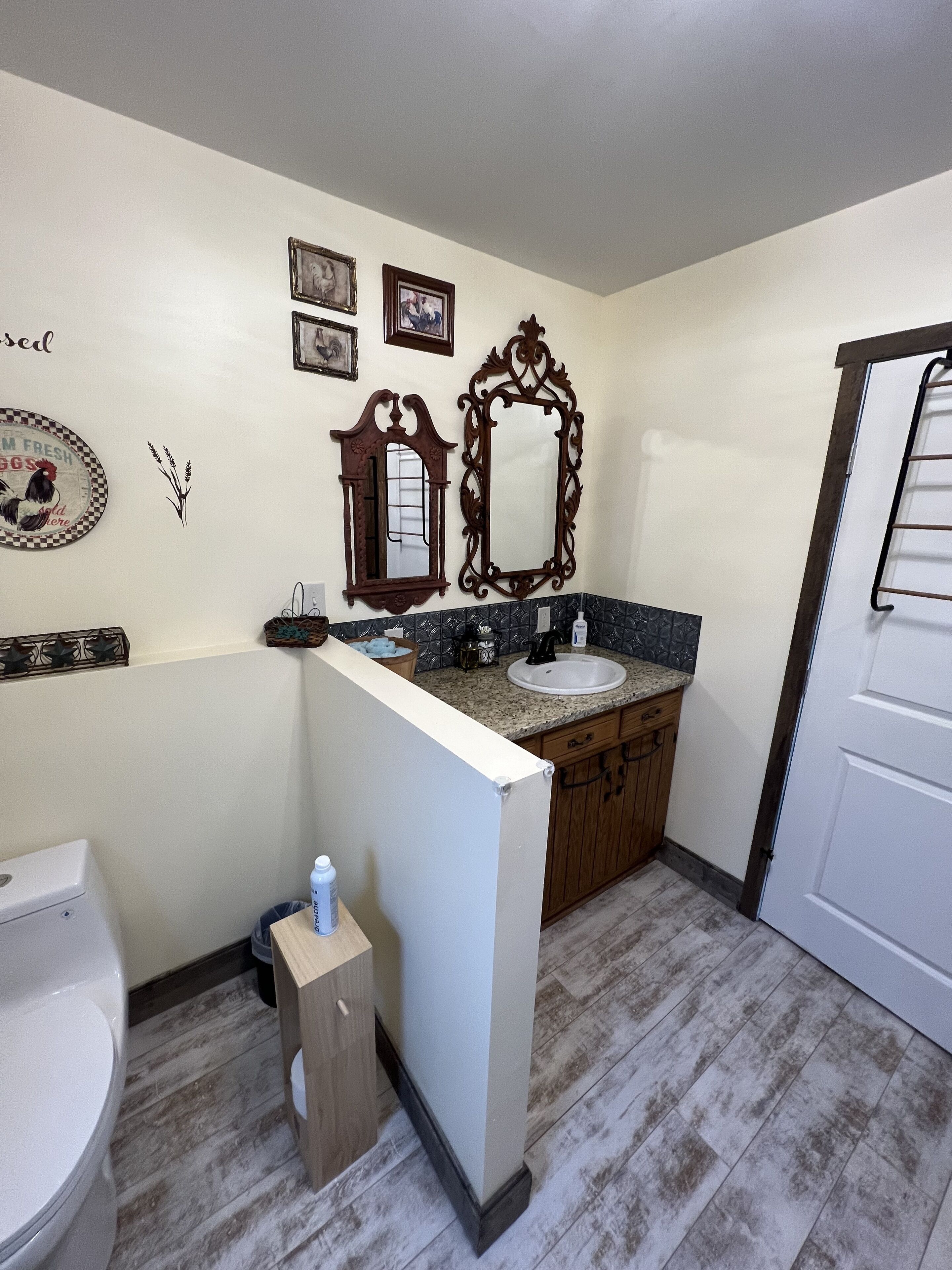 Dusj, hårføner, håndklær og såpe