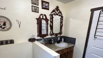 Ducha, secador de pelo, toallas, jabón