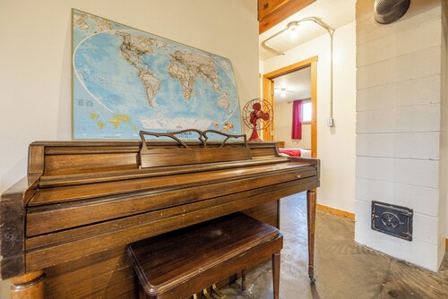 Farm Retreat Apartment & 2 Cabins near rustic hot springs