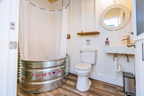 Douche, serviettes fournies, savon, shampooing