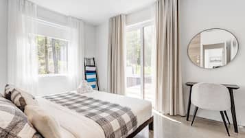 4 bedrooms, desk, iron/ironing board, WiFi