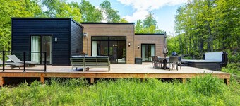 Tremblant Oasis: Luxury, Nature, Hot Tub, Views!