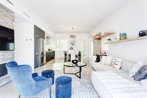 Smart-tv, een videogameconsole en boeken