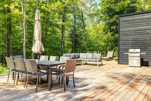 Outdoor dining - Tremblant Oasis: Luxury, Nature, Hot Tub, Views! (La Conception)