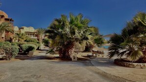 Apartment, 2 Queen Beds | Property grounds