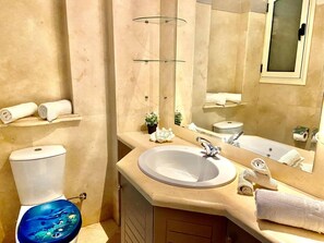 アパートメント クイーンベッド 2 台 | バスルーム | シャワー、タオル